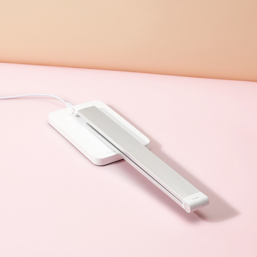 Table lamp for nails