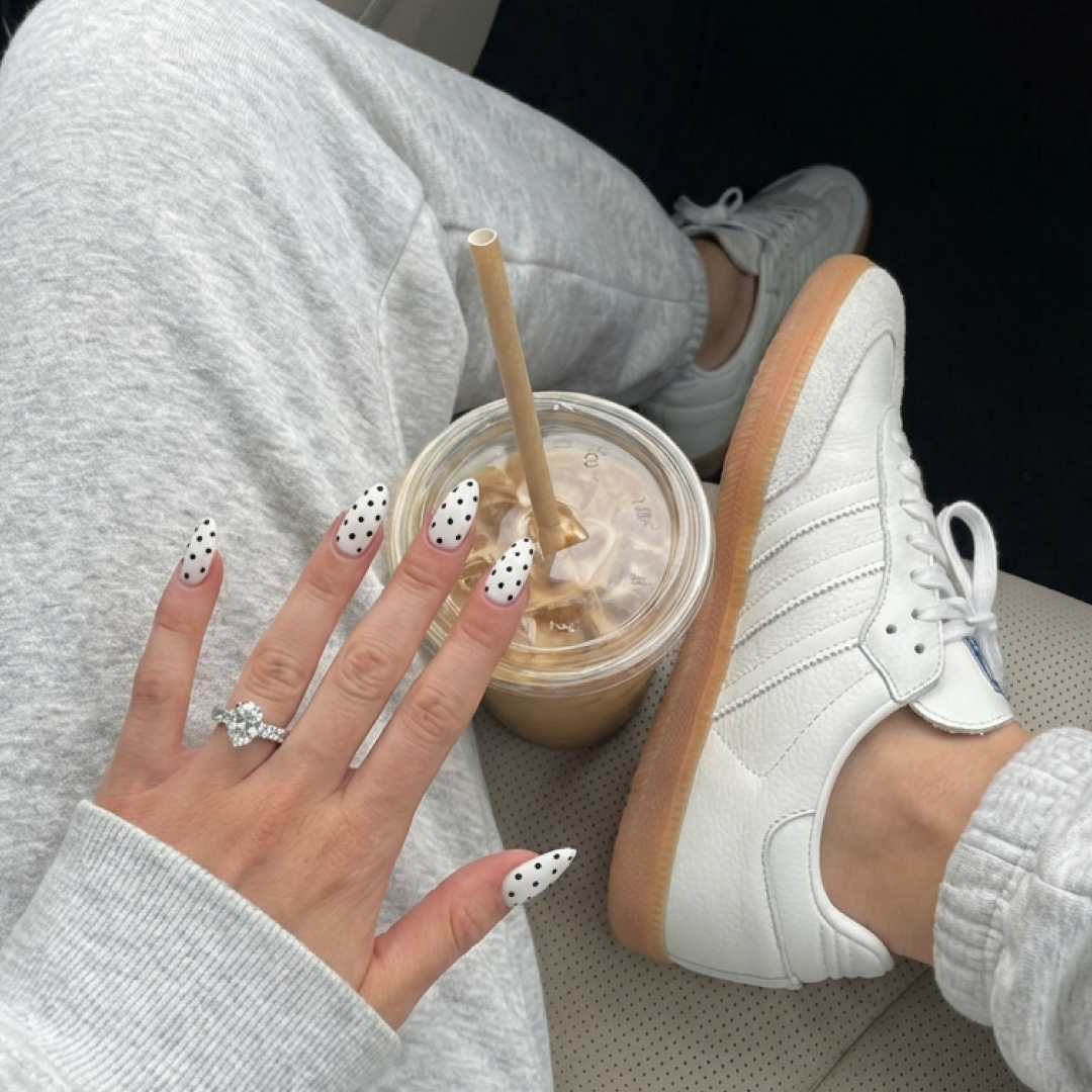 Gel nails with 21FREE+ gel polish in everyday life – 505 White and 570 Black